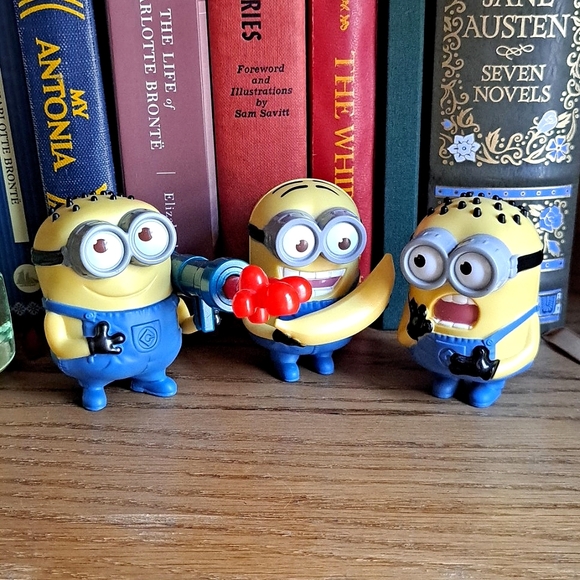 2013 Universal Studios Minion Figures McDonald's Toys Banana Minion Cake Topper - Picture 6 of 9